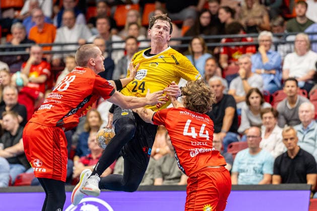 (L-R) Malte Dedering (TuS N-Luebbecke, 38), Sven Wesseling (HSC 2000 Coburg, 24), Felix Eisele (TuS N-Luebbecke, 44) GER, TuS N-Luebbecke vs. HSC 2000 Coburg, Handball, 2. Bundesliga, 6. Spieltag, Spielzeit 2026 2027, 02.10.2026 GER, TuS N-Luebbecke vs. HSC 2000 Coburg, Handball, 2. Bundesliga, 6. Spieltag, Spielzeit 2026 2027, 02.10.2026 Luebbecke Copyright: xEibner-Pressefoto JanxRollingerx EP_JSK