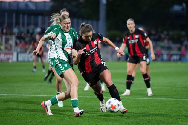 Paulina Tomasiak 28 (Bayer 04 Leverkusen Frauen) im Zweikampf, Aktion, mit Sarah Gutmann 27 (Werder Bremen Frauen), Bayer 04 Leverkusen Frauen vs. SV Werder Bremen Frauen, Fussball, Google Pixel Frauen-Bundesliga, 6. Spieltag, 2026 2027, 02.10.2026 DFB regulations prohibit any use of photographs as image sequences and or quasi-video Leverkusen Nordrhein-Westfalen Deutschland