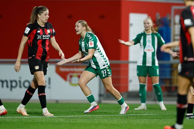 Fußball I Frauen I Saison 2026-2027 I Bundesliga I Bayer 04 Leverkusen - Werder Bremen I 02.10.2026 Sarah Gutmann (27, Werder Bremen) ist mit einer Entscheidung von Julia Boike (Schiedsrichterin) unzufrieden und möchte einen Freistoß. Leverkusen Ulrich-Haberland-Stadion Nordrhein-Westfalen Deutschland Copyright: xLobeca CedricxSiefkerx