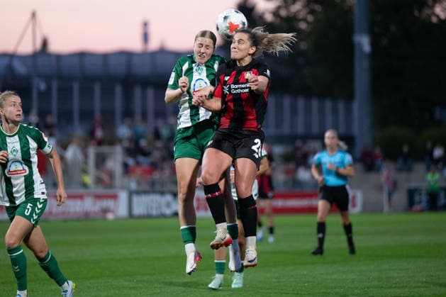 Kopfballduell zwischen Sarah Gutmann 27 (Werder Bremen Frauen) und Paulina Tomasiak 28 (Bayer 04 Leverkusen Frauen), Bayer 04 Leverkusen Frauen vs. SV Werder Bremen Frauen, Fussball, Google Pixel Frauen-Bundesliga, 6. Spieltag, 2026 2027, 02.10.2026 DFB regulations prohibit any use of photographs as image sequences and or quasi-video Leverkusen Nordrhein-Westfalen Deutschland