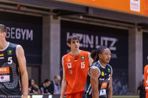Nil Failenschmid Clavera (OrangeAcademy, 15) CJ Hines (Kreisbau Kirchheim Knights, 02) GER, OrangeAcademy vs. Kreisbau Kirchheim Knights, Barmer 2. Basketball Bundesliga, 2. Spieltag, Saison 2026 2027, 02.10.2026 GER, OrangeAcademy vs. Kreisbau Kirchheim Knights, Barmer 2. Basketball Bundesliga, 2. Spieltag, Saison 2026 2027, 02.10.2026 Neu-Ulm Copyright: xEibner-Pressefoto NinaxSanderx EP_NSR