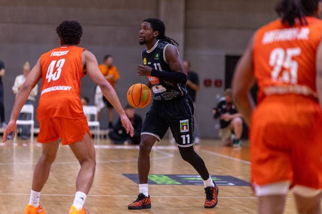 Lucas Fischer (OrangeAcademy, 43) Tyrel Morgan (Kreisbau Kirchheim Knights, 11) GER, OrangeAcademy vs. Kreisbau Kirchheim Knights, Barmer 2. Basketball Bundesliga, 2. Spieltag, Saison 2026 2027, 02.10.2026 GER, OrangeAcademy vs. Kreisbau Kirchheim Knights, Barmer 2. Basketball Bundesliga, 2. Spieltag, Saison 2026 2027, 02.10.2026 Neu-Ulm Copyright: xEibner-Pressefoto NinaxSanderx EP_NSR