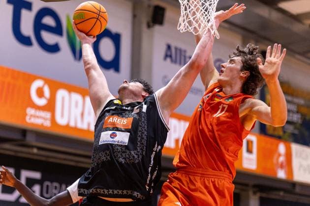 Alexander Stief (Kreisbau Kirchheim Knights, 21) Tobias Rainer Holbach (OrangeAcademy, 17) GER, OrangeAcademy vs. Kreisbau Kirchheim Knights, Barmer 2. Basketball Bundesliga, 2. Spieltag, Saison 2026 2027, 02.10.2026 GER, OrangeAcademy vs. Kreisbau Kirchheim Knights, Barmer 2. Basketball Bundesliga, 2. Spieltag, Saison 2026 2027, 02.10.2026 Neu-Ulm Copyright: xEibner-Pressefoto NinaxSanderx EP_NSR