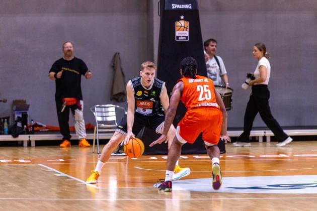 Johannes Patrick (Kreisbau Kirchheim Knights, 06) CJ Anthony Jr (OrangeAcademy, 25) GER, OrangeAcademy vs. Kreisbau Kirchheim Knights, Barmer 2. Basketball Bundesliga, 2. Spieltag, Saison 2026 2027, 02.10.2026 GER, OrangeAcademy vs. Kreisbau Kirchheim Knights, Barmer 2. Basketball Bundesliga, 2. Spieltag, Saison 2026 2027, 02.10.2026 Neu-Ulm Copyright: xEibner-Pressefoto NinaxSanderx EP_NSR