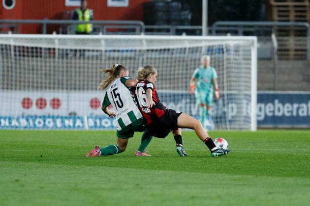 Fußball I Frauen I Saison 2026-2027 I Bundesliga I Bayer 04 Leverkusen - Werder Bremen I 02.10.2026 Michelle Weiss (15, Werder Bremen) foult Sofie Zdebel (16, Bayer 04 Leverkusen) Foulspiel Leverkusen Ulrich-Haberland-Stadion Nordrhein-Westfalen Deutschland Copyright: xLobeca CedricxSiefkerx