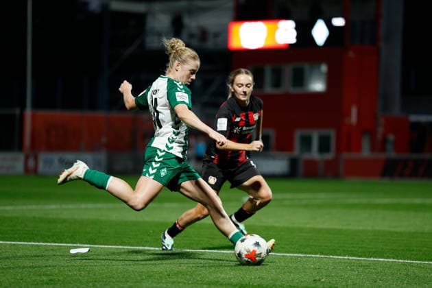 Fußball I Frauen I Saison 2026-2027 I Bundesliga I Bayer 04 Leverkusen - Werder Bremen I 02.10.2026 Elena Dhont (31, Werder Bremen) flankt den Ball in den Strafraum Leverkusen Ulrich-Haberland-Stadion Nordrhein-Westfalen Deutschland Copyright: xLobeca CedricxSiefkerx