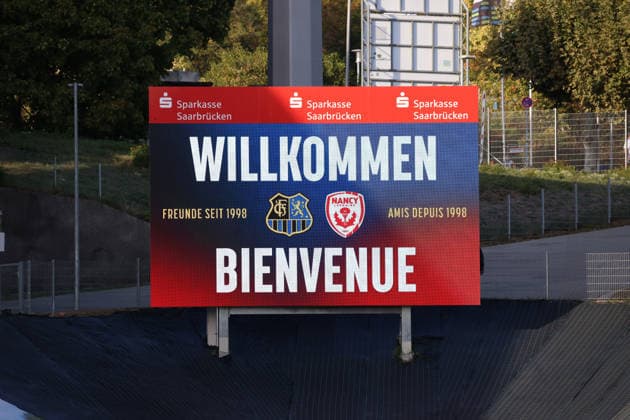 02.10.2026, Fussball, Herren, Testspiel, Saison 2026 2027, 1. FC Saarbrücken - AS Nancy-Lorraine, Die Anzeigetafel vor dem Spiel, Videowall, Willkommen, Bienvenue Saarbrücken Ludwigsparkstadion Saarland Deutschland Copyright: xFabianxKleerx