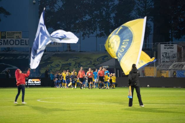 Fußball Sachsenpokal, 1. FC Lok Leipzig - SV Liebertwolkwitz; 02.10.2026 Angeführt von Schiedsrichter Cedric de Parade und seinem Team, betreten beide Mannschaften das Spielfeld. Fußball, Wernesgrüner Sachsenpokal 2026 2027, 3. Runde: 1. FC Lok Leipzig vs. SV Liebertwolkwitz am 02.10.2026 im Bruno-Plache-Stadion, Leipzig. Copyright: xBEAUTIFULxSPORTS JanxKaeferx