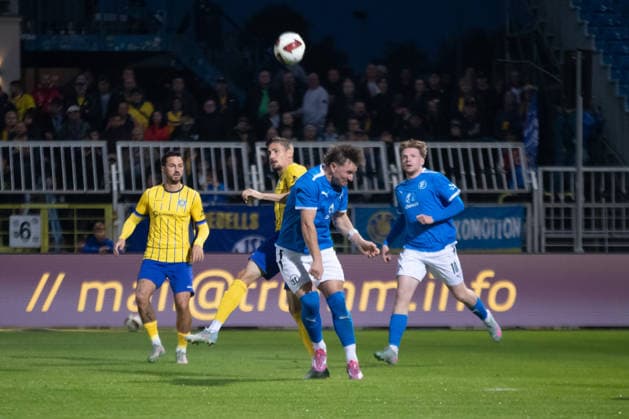Fußball Sachsenpokal, 1. FC Lok Leipzig - SV Liebertwolkwitz; 02.10.2026 Marius Müller (2, SV Liebertwolkwitz) klärt per Kopf vor Alexander Siebeck (14, Lok Leipzig). Fußball, Wernesgrüner Sachsenpokal 2026 2027, 3. Runde: 1. FC Lok Leipzig vs. SV Liebertwolkwitz am 02.10.2026 im Bruno-Plache-Stadion, Leipzig. Copyright: xBEAUTIFULxSPORTS JanxKaeferx