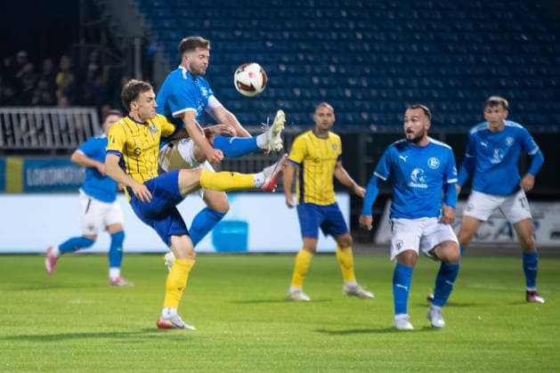 Fußball Sachsenpokal, 1. FC Lok Leipzig - SV Liebertwolkwitz; 02.10.2026 Alexander Siebeck (14, Lok Leipzig) gegen Vincent Müller (5, SV Liebertwolkwitz). Fußball, Wernesgrüner Sachsenpokal 2026 2027, 3. Runde: 1. FC Lok Leipzig vs. SV Liebertwolkwitz am 02.10.2026 im Bruno-Plache-Stadion, Leipzig. Copyright: xBEAUTIFULxSPORTS JanxKaeferx