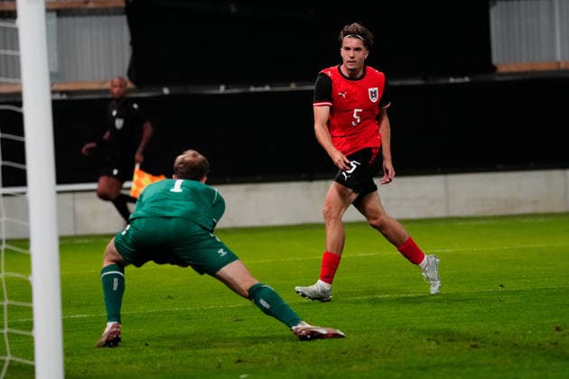 SOCCER - UEFA U21, U 21 EURO quali, AUT vs DEN VIENNA,AUSTRIA,02.OCT.26 - SOCCER - UEFA European Under-21 Championship 2027, qualifiers, OEFB Under-21 international match, Länderspiel, Nationalmannschaft Austria vs Denmark. Image shows Theo Sander (DEN) and Jannik Schuster (AUT).  GEPAxpictures xKevinxKada