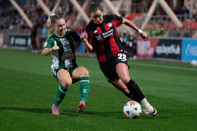 Paulina Tomasiak 28 (Bayer 04 Leverkusen Frauen) im Zweikampf, Aktion, mit Michelle Weiss 15 (Werder Bremen Frauen), Bayer 04 Leverkusen Frauen vs. SV Werder Bremen Frauen, Fussball, Google Pixel Frauen-Bundesliga, 6. Spieltag, 2026 2027, 02.10.2026 DFB regulations prohibit any use of photographs as image sequences and or quasi-video Leverkusen Nordrhein-Westfalen Deutschland