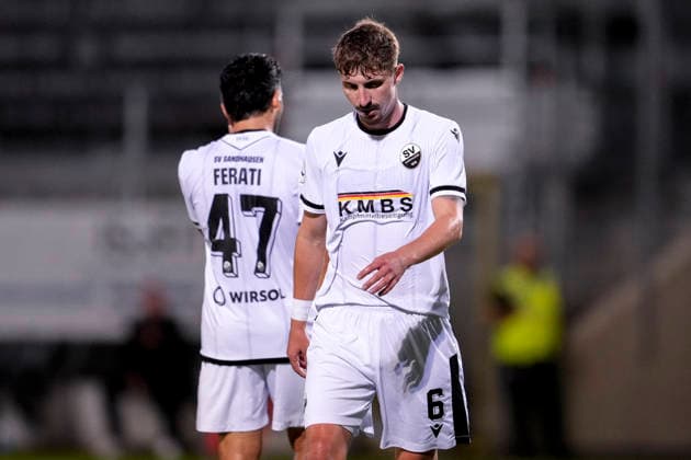 v.li.: Arianit Ferati (SVS, 47), Niklas Tarnat (SVS, 6), Spieler vom SV Sandhausen (SVS), enttäuscht schauend, Enttäuschung, Frustration, disappointed, pessimistisch, Aktion, Action, Spielszene, 02.10.2026, Sandhausen (Deutschland), Fussball, Regionalliga Südwest, SV Sandhausen - 1. FC Kaiserslautern II