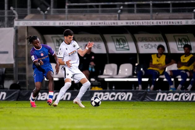 v.li.: Chernoh Bah (FCK, 34), Mert Tasdelen (SVS, 11), Zweikampf, Spielszene, Duell, duel, tackle, tackling, Dynamik, Action, Aktion, 02.10.2026, Sandhausen (Deutschland), Fussball, Regionalliga Südwest, SV Sandhausen - 1. FC Kaiserslautern II