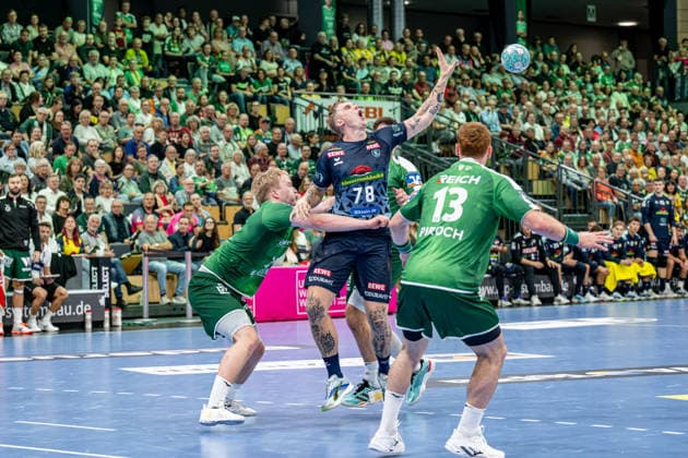 OPEL Handball Bundesliga; HSG Wetzlar - Rhein-Neckar-Löwen, 02.10.26 Edwin Aspenbäck (Rhein-Neckar Löwen, 78), Tomas Piroch (HSG Wetzlar, 13), Georg Löwen ((HSG Wetzlar, 33) OPEL Handball Bundesliga; HSG Wetzlar - Rhein-Neckar-Löwen: Wetzlar, 02.10.26 Copyright: xBEAUTIFULxSPORTS Roeczeyx