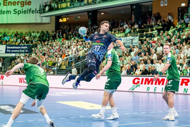 OPEL Handball Bundesliga; HSG Wetzlar - Rhein-Neckar-Löwen, 02.10.26 Dani Baijens (Rhein-Neckar Löwen, 77), Georg Löwen ((HSG Wetzlar, 33), Niklas Theiß (HSG Wetzlar, 9) OPEL Handball Bundesliga; HSG Wetzlar - Rhein-Neckar-Löwen: Wetzlar, 02.10.26 Copyright: xBEAUTIFULxSPORTS Roeczeyx