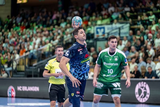 OPEL Handball Bundesliga; HSG Wetzlar - Rhein-Neckar-Löwen, 02.10.26 Marius Steinhauser (Rhein-Neckar Löwen, 19), Josip Simic (HSG Wetzlar, 10) OPEL Handball Bundesliga; HSG Wetzlar - Rhein-Neckar-Löwen: Wetzlar, 02.10.26 Copyright: xBEAUTIFULxSPORTS Roeczeyx