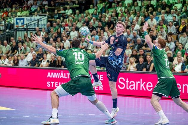 OPEL Handball Bundesliga; HSG Wetzlar - Rhein-Neckar-Löwen, 02.10.26 Haukur Prastarson (Rhein-Neckar Löwen, 25), Josip Simic (HSG Wetzlar, 10), Tomas Piroch (HSG Wetzlar, 13) OPEL Handball Bundesliga; HSG Wetzlar - Rhein-Neckar-Löwen: Wetzlar, 02.10.26 Copyright: xBEAUTIFULxSPORTS Roeczeyx