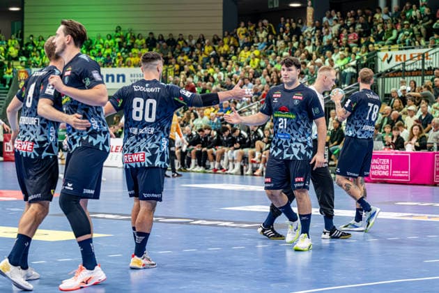 OPEL Handball Bundesliga; HSG Wetzlar - Rhein-Neckar-Löwen, 02.10.26 Aron Seesing (Rhein-Neckar Löwen, 21), Jannik Kohlbacher (Rhein-Neckar Löwen, 80) OPEL Handball Bundesliga; HSG Wetzlar - Rhein-Neckar-Löwen: Wetzlar, 02.10.26 Copyright: xBEAUTIFULxSPORTS Roeczeyx