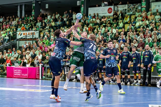 OPEL Handball Bundesliga; HSG Wetzlar - Rhein-Neckar-Löwen, 02.10.26 Dominik Mappes (HSG Wetzlar, 7), Edwin Aspenbäck (Rhein-Neckar Löwen, 78), Robert Timmermeister (Rhein-Neckar Löwen, 7) OPEL Handball Bundesliga; HSG Wetzlar - Rhein-Neckar-Löwen: Wetzlar, 02.10.26 Copyright: xBEAUTIFULxSPORTS Roeczeyx
