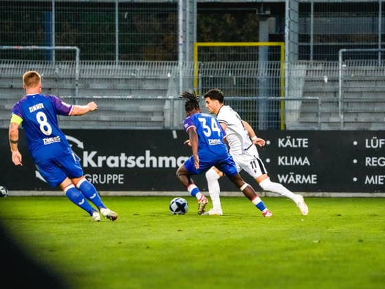 02.10.2026, xwppx, Fussball Regionalliga Suedwest, SV Sandhausen - 1.FC Kaiserslautern II v.l. Jean Zimmer (1. FC Kaiserslautern II), Chernoh Bah (1. FC Kaiserslautern II), Mert Tasdelen (SV Sandhausen)