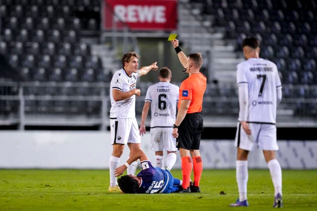 v.li.: Max Christiansen (SVS, 26) sieht von Vincent Schandry (Schiedsrichter) die Gelbe Karte, Verwarnung, yellow card, Action, Aktion, Spielszene, 02.10.2026, Sandhausen (Deutschland), Fussball, Regionalliga Südwest, SV Sandhausen - 1. FC Kaiserslautern II