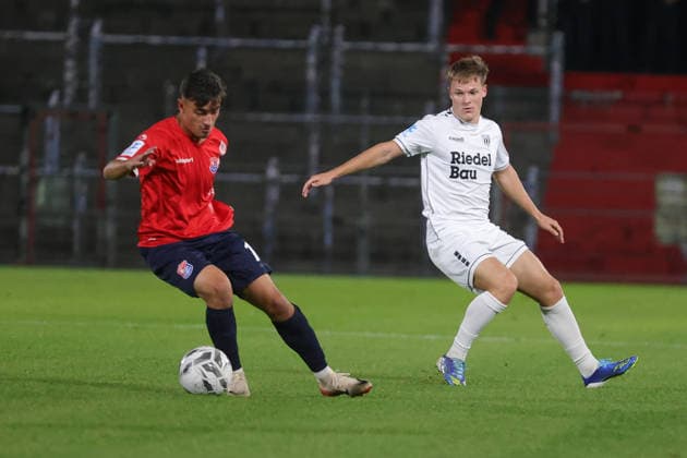 02.10.2026, Fussball, Herren, Regionalliga Bayern, Saison 2026 2027, 12. Spieltag: SpVgg Unterhaching - FC Schweinfurt 05 Von links: Mike Gevorgyan (SpVgg Unterhaching, 10) gegen Gil Ebner (FC Schweinfurt 05, 08) Unterhaching Uhlsport-Park Unterhaching Bayern Deutschland