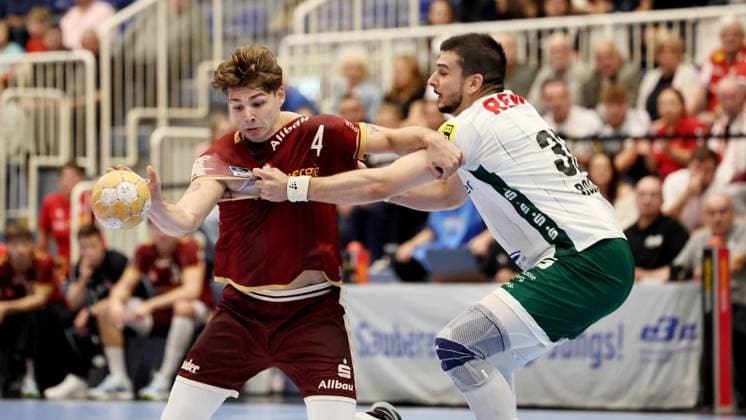 Handball - 2. Bundesliga Tusem Essen gegen SC DHfK Leipzig ** NUR FÜR REDAKTIONELLE ZWECKE ** EDITORIAL USE ONLY **<p>Luka Rogan (SC DHfK Leipzig) (R) verteidigt gegen Felix Göttler (Tusem Essen) (L) beim Spiel der 2. Handball-Bundesliga zwischen Tusem Essen und SC DHfK Leipzig am 02. Oktober 2026 in der Sporthalle Am Hallo in Essen. Deutschland Nordrhein-Westfalen Essen Copyright: ChristofxKöpsel