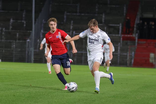 02.10.2026, Fussball, Herren, Regionalliga Bayern, Saison 2026 2027, 12. Spieltag: SpVgg Unterhaching - FC Schweinfurt 05 Von links: Dominik Lindermeir (SpVgg Unterhaching, 18) gegen Gil Ebner (FC Schweinfurt 05, 08) Unterhaching Uhlsport-Park Unterhaching Bayern Deutschland