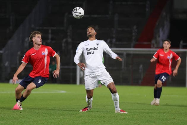 02.10.2026, Fussball, Herren, Regionalliga Bayern, Saison 2026 2027, 12. Spieltag: SpVgg Unterhaching - FC Schweinfurt 05 Von links: Jeroen Krupa (SpVgg Unterhaching, 09) gegen Mike Dellinger (FC Schweinfurt 05, 10) Unterhaching Uhlsport-Park Unterhaching Bayern Deutschland