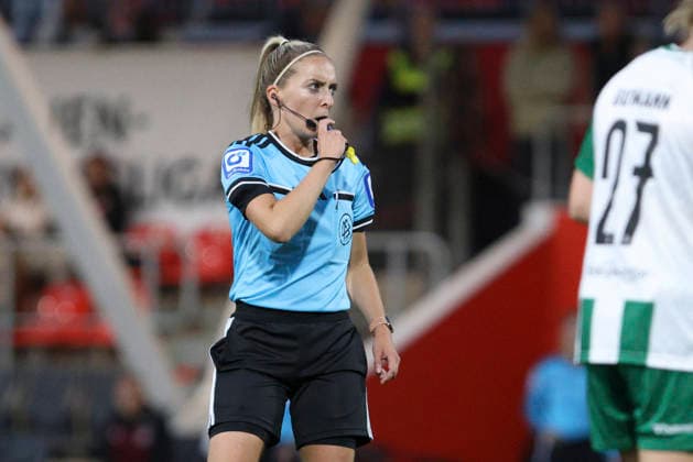 Schiedsrichterin Julia Boike gestikuliert, Gestik waehrend des Spiels der Frauen Bundesliga zwischen Bayer 04 Leverkusen und SV Werder Bremen, Ulrich-Haberland-Stadion am 02. October 2026 in Leverkusen, Deutschland. (Foto von Oliver Kaelke DeFodi Images) +++ Schiedsrichterin Julia Boike gestures during the Bundesliga match between Bayer 04 Leverkusen and SV Werder Bremen at Ulrich-Haberland-Stadion on October 2, 2026 in Leverkusen, Germany. (Photo by Oliver Kaelke DeFodi Images) DFB DFL REGULATIONS PROHIBIT ANY USE OF PHOTOGRAPHS AS IMAGE SEQUENCES AND OR QUASI-VIDEO. (Photo by Oliver Kaelke DeFodi Images) -