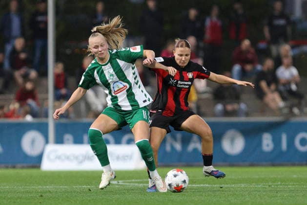 Isabella Jaron (SV Werder Bremen) und Estrella Merino Gonzalez (Bayer 04 Leverkusen) im Zweikampf waehrend des Spiels der Frauen Bundesliga zwischen Bayer 04 Leverkusen und SV Werder Bremen, Ulrich-Haberland-Stadion am 02. October 2026 in Leverkusen, Deutschland. (Foto von Oliver Kaelke DeFodi Images) +++ Isabella Jaron (SV Werder Bremen) und Estrella Merino Gonzalez (Bayer 04 Leverkusen) battle for the ball during the Bundesliga match between Bayer 04 Leverkusen and SV Werder Bremen at Ulrich-Haberland-Stadion on October 2, 2026 in Leverkusen, Germany. (Photo by Oliver Kaelke DeFodi Images) DFB DFL REGULATIONS PROHIBIT ANY USE OF PHOTOGRAPHS AS IMAGE SEQUENCES AND OR QUASI-VIDEO. (Photo by Oliver Kaelke DeFodi Images) -