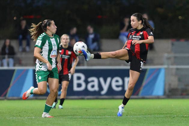 Luna Vanzeir (SV Werder Bremen) und Loreen Bender (Bayer 04 Leverkusen) im Zweikampf waehrend des Spiels der Frauen Bundesliga zwischen Bayer 04 Leverkusen und SV Werder Bremen, Ulrich-Haberland-Stadion am 02. October 2026 in Leverkusen, Deutschland. (Foto von Oliver Kaelke DeFodi Images) +++ Luna Vanzeir (SV Werder Bremen) und Loreen Bender (Bayer 04 Leverkusen) battle for the ball during the Bundesliga match between Bayer 04 Leverkusen and SV Werder Bremen at Ulrich-Haberland-Stadion on October 2, 2026 in Leverkusen, Germany. (Photo by Oliver Kaelke DeFodi Images) DFB DFL REGULATIONS PROHIBIT ANY USE OF PHOTOGRAPHS AS IMAGE SEQUENCES AND OR QUASI-VIDEO. (Photo by Oliver Kaelke DeFodi Images) -