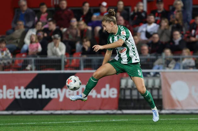 Michelle Ulbrich (SV Werder Bremen) in Aktion, am Ball, Einzelaktion waehrend des Spiels der Frauen Bundesliga zwischen Bayer 04 Leverkusen und SV Werder Bremen, Ulrich-Haberland-Stadion am 02. October 2026 in Leverkusen, Deutschland. (Foto von Oliver Kaelke DeFodi Images) +++ Michelle Ulbrich (SV Werder Bremen) controls the ball during the Bundesliga match between Bayer 04 Leverkusen and SV Werder Bremen at Ulrich-Haberland-Stadion on October 2, 2026 in Leverkusen, Germany. (Photo by Oliver Kaelke DeFodi Images) DFB DFL REGULATIONS PROHIBIT ANY USE OF PHOTOGRAPHS AS IMAGE SEQUENCES AND OR QUASI-VIDEO. (Photo by Oliver Kaelke DeFodi Images) -