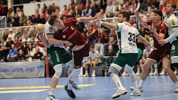 Handball - 2. Bundesliga Tusem Essen gegen SC DHfK Leipzig ** NUR FÜR REDAKTIONELLE ZWECKE ** EDITORIAL USE ONLY **<p>Luka Rogan (SC DHfK Leipzig) (R) verrteidigt gegen Felix Göttler (Tusem Essen) (L) beim Spiel der 2. Handball-Bundesliga zwischen Tusem Essen und SC DHfK Leipzig am 02. Oktober 2026 in der Sporthalle Am Hallo in Essen. Deutschland Nordrhein-Westfalen Essen Copyright: ChristofxKöpsel