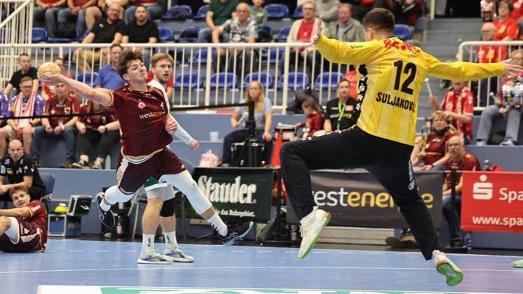 Handball - 2. Bundesliga Tusem Essen gegen SC DHfK Leipzig ** NUR FÜR REDAKTIONELLE ZWECKE ** EDITORIAL USE ONLY **<p>Anadin Suljakovic (SC DHfK Leipzig) pariert einen Ball gegen Felix Göttler (Tusem Essen) (L) beim Spiel der 2. Handball-Bundesliga zwischen Tusem Essen und SC DHfK Leipzig am 02. Oktober 2026 in der Sporthalle Am Hallo in Essen. Deutschland Nordrhein-Westfalen Essen Copyright: ChristofxKöpsel
