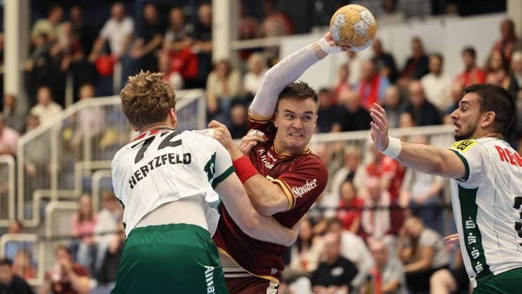 Handball - 2. Bundesliga Tusem Essen gegen SC DHfK Leipzig ** NUR FÜR REDAKTIONELLE ZWECKE ** EDITORIAL USE ONLY **<p>Max Neuhaus (Tusem Essen) am Ball gegen Tim Hertzfeld (SC DHfK Leipzig) (L) und Luka Rogan (SC DHfK Leipzig) (R) beim Spiel der 2. Handball-Bundesliga zwischen Tusem Essen und SC DHfK Leipzig am 02. Oktober 2026 in der Sporthalle Am Hallo in Essen. Deutschland Nordrhein-Westfalen Essen Copyright: ChristofxKöpsel