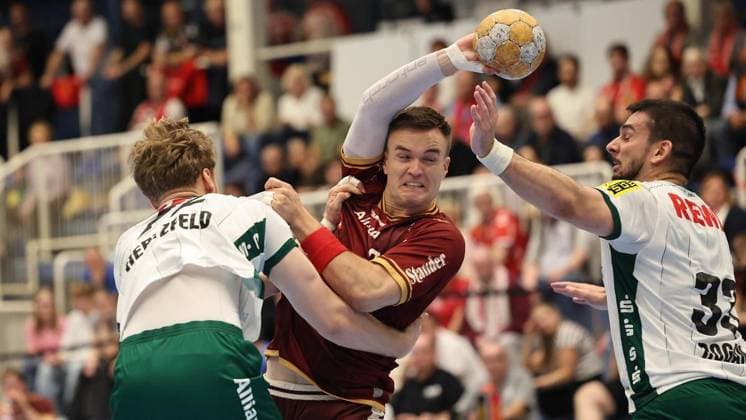 Handball - 2. Bundesliga Tusem Essen gegen SC DHfK Leipzig ** NUR FÜR REDAKTIONELLE ZWECKE ** EDITORIAL USE ONLY **<p>Max Neuhaus (Tusem Essen) am Ball gegen Tim Hertzfeld (SC DHfK Leipzig) (L) und Luka Rogan (SC DHfK Leipzig) (R) beim Spiel der 2. Handball-Bundesliga zwischen Tusem Essen und SC DHfK Leipzig am 02. Oktober 2026 in der Sporthalle Am Hallo in Essen. Deutschland Nordrhein-Westfalen Essen Copyright: ChristofxKöpsel