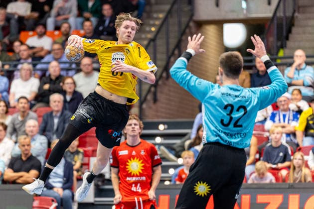 (L-R) Jesper Schmidt (HSC 2000 Coburg, 87) im Torwurf gegen Leon Grabenstein (TuS N-Luebbecke, 32) GER, TuS N-Luebbecke vs. HSC 2000 Coburg, Handball, 2. Bundesliga, 6. Spieltag, Spielzeit 2026 2027, 02.10.2026 GER, TuS N-Luebbecke vs. HSC 2000 Coburg, Handball, 2. Bundesliga, 6. Spieltag, Spielzeit 2026 2027, 02.10.2026 Luebbecke Copyright: xEibner-Pressefoto JanxRollingerx EP_JSK