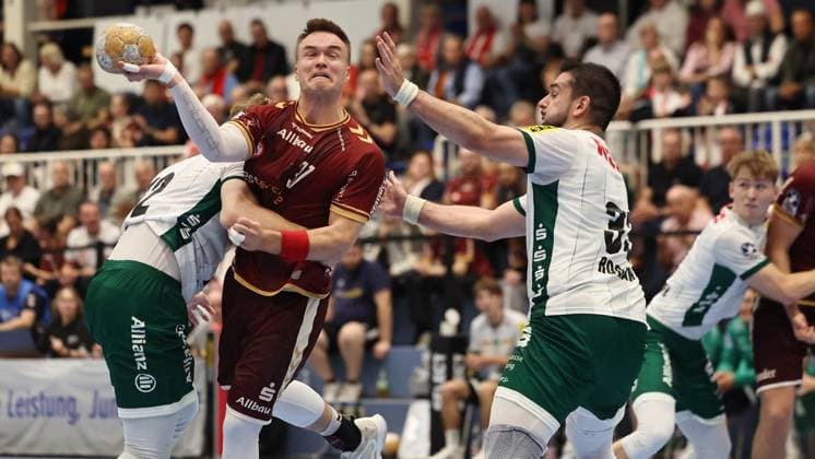 Handball - 2. Bundesliga Tusem Essen gegen SC DHfK Leipzig ** NUR FÜR REDAKTIONELLE ZWECKE ** EDITORIAL USE ONLY **<p>Tim Hertzfeld (SC DHfK Leipzig) (L) und Luka Rogan (SC DHfK Leipzig) (R) verteidigen gegen Max Neuhaus (Tusem Essen) (C) beim Spiel der 2. Handball-Bundesliga zwischen Tusem Essen und SC DHfK Leipzig am 02. Oktober 2026 in der Sporthalle Am Hallo in Essen. Deutschland Nordrhein-Westfalen Essen Copyright: ChristofxKöpsel