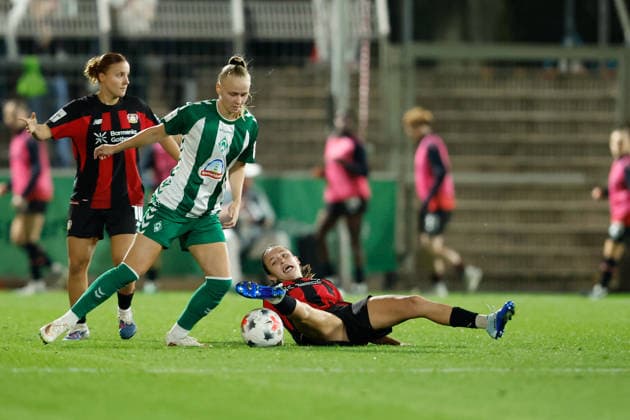 Fußball I Frauen I Saison 2026-2027 I Bundesliga I Bayer 04 Leverkusen - Werder Bremen I 02.10.2026 Isabella Jaron (11, Werder Bremen) und Loreen Bender (19, Bayer 04 Leverkusen) im Zweikampf Leverkusen Ulrich-Haberland-Stadion Nordrhein-Westfalen Deutschland Copyright: xLobeca CedricxSiefkerx