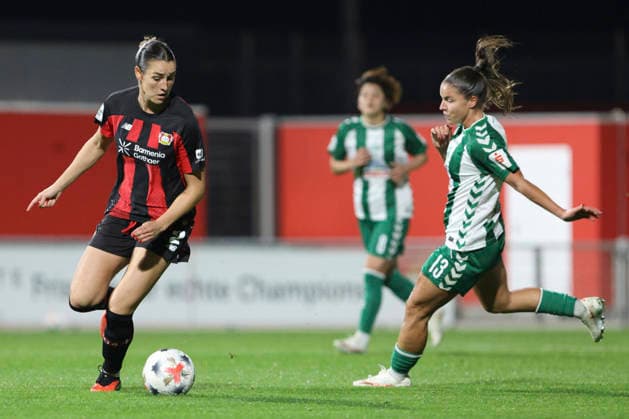 Selina Ostermeier (Bayer 04 Leverkusen) und Luna Vanzeir (SV Werder Bremen) im Zweikampf waehrend des Spiels der Frauen Bundesliga zwischen Bayer 04 Leverkusen und SV Werder Bremen, Ulrich-Haberland-Stadion am 02. October 2026 in Leverkusen, Deutschland. (Foto von Oliver Kaelke DeFodi Images) +++ Selina Ostermeier (Bayer 04 Leverkusen) und Luna Vanzeir (SV Werder Bremen) battle for the ball during the Bundesliga match between Bayer 04 Leverkusen and SV Werder Bremen at Ulrich-Haberland-Stadion on October 2, 2026 in Leverkusen, Germany. (Photo by Oliver Kaelke DeFodi Images) DFB DFL REGULATIONS PROHIBIT ANY USE OF PHOTOGRAPHS AS IMAGE SEQUENCES AND OR QUASI-VIDEO. (Photo by Oliver Kaelke DeFodi Images) -