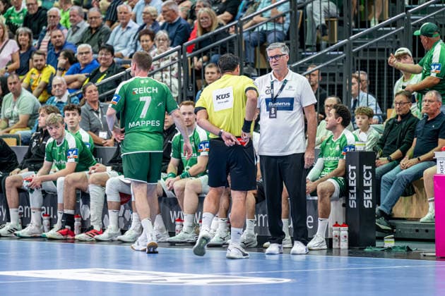 OPEL Handball Bundesliga; HSG Wetzlar - Rhein-Neckar-Löwen, 02.10.26 Runar Sigtryggsson (HSG Wetzlar), nach der roten Karte gegen Dominik Mappes (HSG Wetzlar, 7) OPEL Handball Bundesliga; HSG Wetzlar - Rhein-Neckar-Löwen: Wetzlar, 02.10.26 Copyright: xBEAUTIFULxSPORTS Roeczeyx