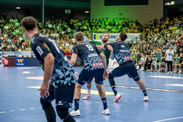 OPEL Handball Bundesliga; HSG Wetzlar - Rhein-Neckar-Löwen, 02.10.26 Nikolaj Laesoe (HSG Wetzlar, 32), Robert Timmermeister (Rhein-Neckar Löwen, 7), Tim Nothdurft (Rhein-Neckar Löwen, 8), OPEL Handball Bundesliga; HSG Wetzlar - Rhein-Neckar-Löwen: Wetzlar, 02.10.26 Copyright: xBEAUTIFULxSPORTS Roeczeyx