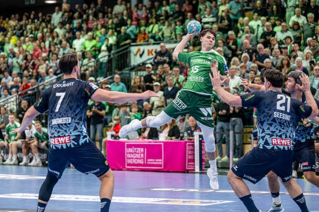 OPEL Handball Bundesliga; HSG Wetzlar - Rhein-Neckar-Löwen, 02.10.26 Alois Mraz (HSG Wetzlar, 15), Aron Seesing (Rhein-Neckar Löwen, 21), Robert Timmermeister (Rhein-Neckar Löwen, 7) OPEL Handball Bundesliga; HSG Wetzlar - Rhein-Neckar-Löwen: Wetzlar, 02.10.26 Copyright: xBEAUTIFULxSPORTS Roeczeyx