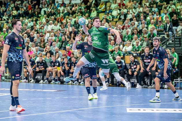 OPEL Handball Bundesliga; HSG Wetzlar - Rhein-Neckar-Löwen, 02.10.26 Josip Simic (HSG Wetzlar, 10), Aron Seesing (Rhein-Neckar Löwen, 21), Robert Timmermeister (Rhein-Neckar Löwen, 7) OPEL Handball Bundesliga; HSG Wetzlar - Rhein-Neckar-Löwen: Wetzlar, 02.10.26 Copyright: xBEAUTIFULxSPORTS Roeczeyx