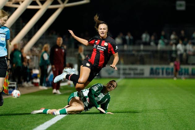 Fußball I Frauen I Saison 2026-2027 I Bundesliga I Bayer 04 Leverkusen - Werder Bremen I 02.10.2026 Maja Sternad (23, Bayer 04 Leverkusen) und Sarah Gutmann (27, Werder Bremen) im Zweikampf Leverkusen Ulrich-Haberland-Stadion Nordrhein-Westfalen Deutschland Copyright: xLobeca CedricxSiefkerx