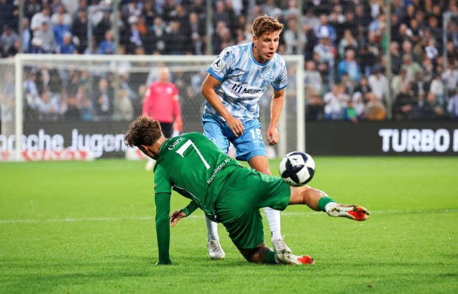 02.10.2026, Deutschland, Stuttgart, Fussball, Regionalliga Südwest, SV Stuttgarter Kickers vs. Kickers Offenbach, v.l. Luka Garic (OFC), Nico Blank (Kickers)