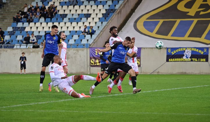 02.10.2026, Fussball, Herren, Testspiel, Saison 2026 2027, 1. FC Saarbrücken - AS Nancy-Lorraine, Mladen Cvjetinovic (1. FC Saarbruecken) köpft den Ball zum 1:0 ins Tor Saarbrücken Ludwigsparkstadion Saarland Deutschland Copyright: xFabianxKleerx