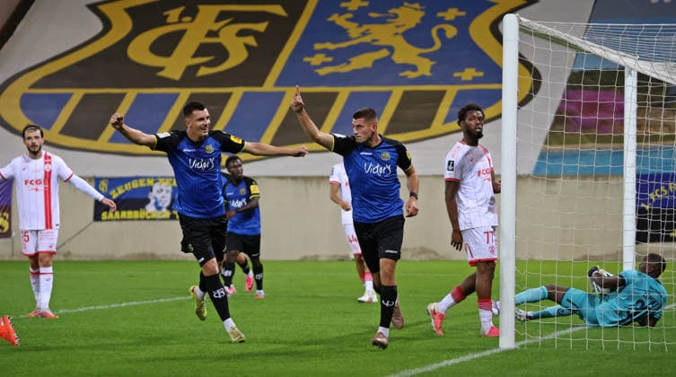 02.10.2026, Fussball, Herren, Testspiel, Saison 2026 2027, 1. FC Saarbrücken - AS Nancy-Lorraine, Mladen Cvjetinovic (1. FC Saarbruecken) bejubelt mit Nikola Aracic (1. FC Saarbruecken) sein Tor zum 1:0 Saarbrücken Ludwigsparkstadion Saarland Deutschland Copyright: xFabianxKleerx